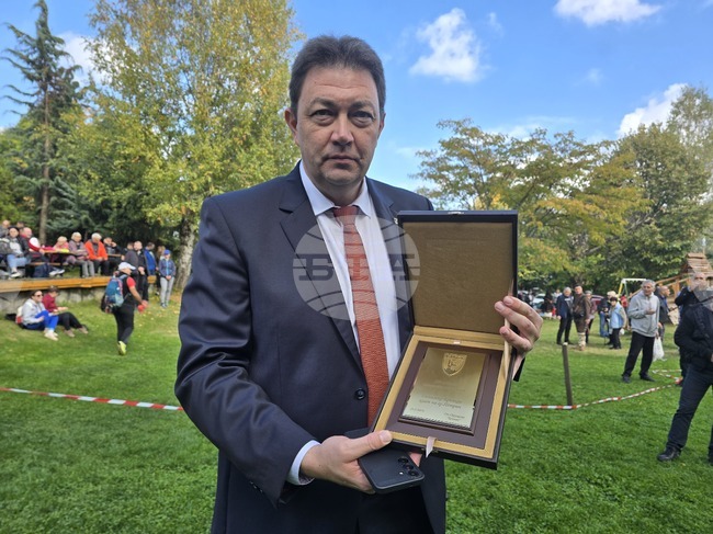 Кметът на община Петрич Димитър Бръчков получи плакет по повод 100-годишнината от Петричкия инцидент