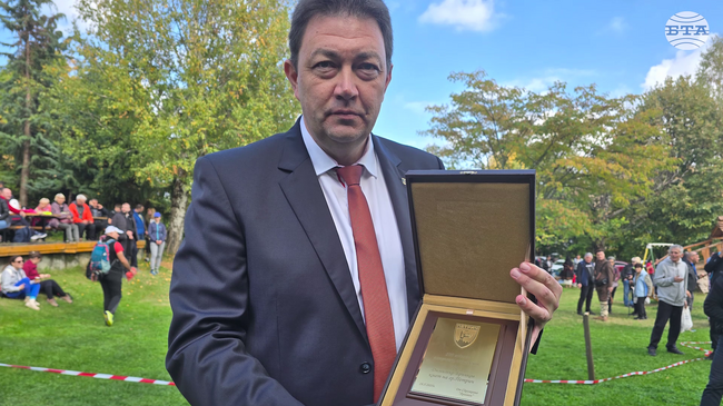 Кметът на община Петрич Димитър Бръчков получи плакет по повод 100-годишнината от Петричкия инцидент