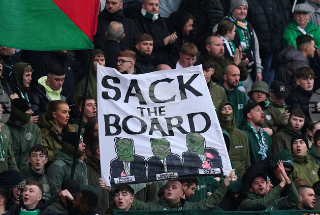 Фенове на Селтик прекъснаха мача срещу ФК Дънди, след като хвърлиха тенис топки и портокали по терена