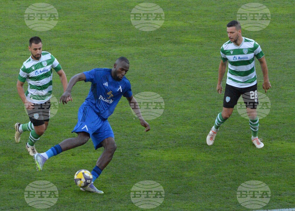 Левски вкара три гола след почивката за обрат срещу Черно море на "Тича"