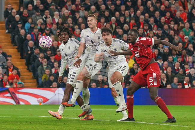 Манчестър Юнайтед се наложи над Ливърпул като гост и затвърди кризата в тима на шампионите