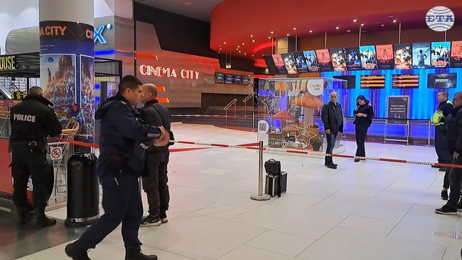 Момче на около 15 години е било намушкано в столичен мол и е откарано в болница