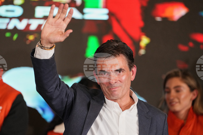 Асошиейтед прес: Центристът Родриго Пас спечели президентските избори в Боливия срещу десния си съперник 