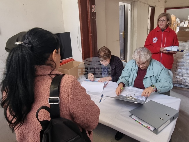 В Кърджали беше открит временният пункт на БЧК за раздаване на храни и хигиенни материали от първия транш на хранителната програма