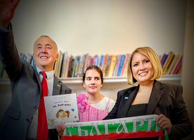 Дете от българската общност в Ню Йорк дари своя авторска книжка на библиотеката на Генералното консулство на България в американския град