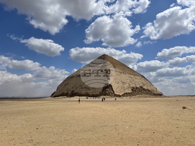 Екип на египетската спешна помощ спаси туристка, пострадала на влизане в Скосената пирамида в Дахшур