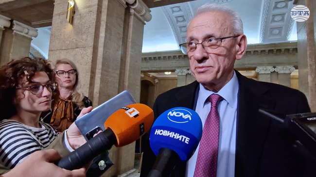 Решението е политическо и се взима на друго ниво, каза министърът на здравеопазването Силви Кирилов, запитан дали би останал на поста си в нов кабинет