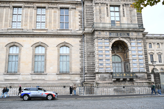 Лувърът премести част от бижутата си с полицейски ескорт във Френската централна банка