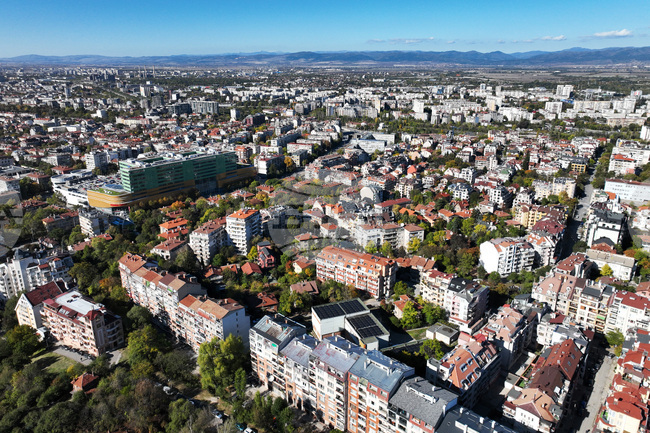 Пазарът на недвижими имоти в България запазва активността си на високи нива през третото тримесечие на 2025 г., сочи анализ