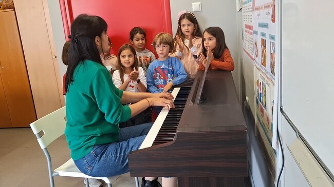 Българското неделно училище „Св. св. Кирил и Методий“ в Атина получи като подарък пиано