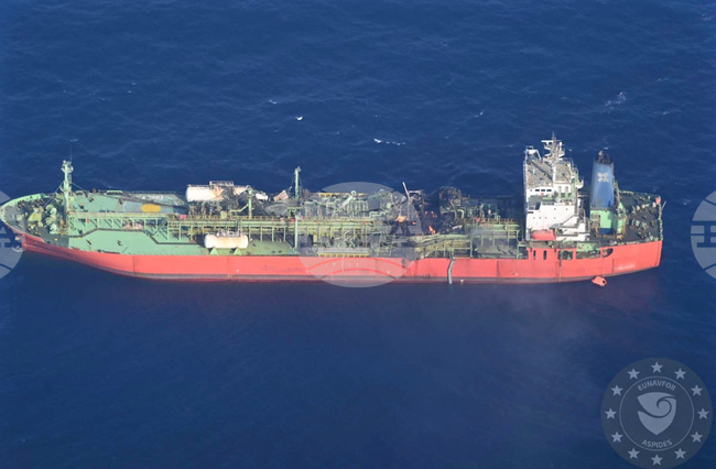 Продължава операцията за потушаването на пожара на танкера "Ем Ви Фалкон" в Аденския залив 