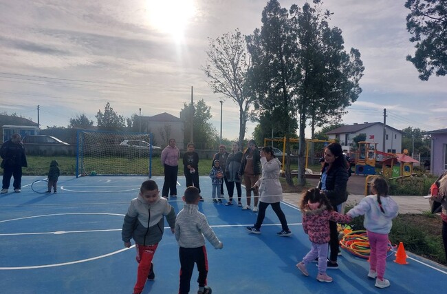 По проекта на МОН "Силен старт" родители и деца спортуват, и рисуват заедно, в новата детска градина в село Въглен