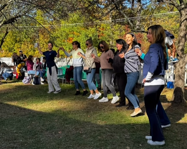 Училище „Св.св. Кирил и Методий“ в Бостън: Празникът на църквата „Св. Петка“ премина с аромати на домашни сладкиши, усмивки и танци
