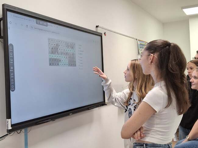 Стажантки от Бургаския държавен университет разказаха на учениците в Българско училище и детска градина в Будапеща за празничната обредност 