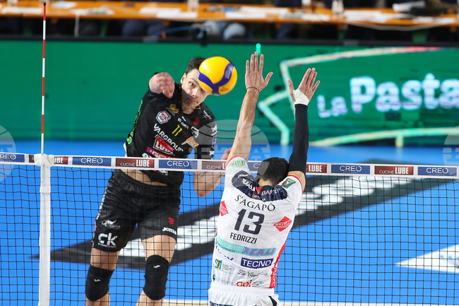 Александър Николов реализира 30 точки за победа на Чивитанова на старта на италианската волейболна Суперлига