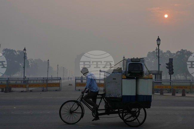 ПТИ: Ден след най-значимия индуски празник Дивали Делхи е обхванат от гъст смог