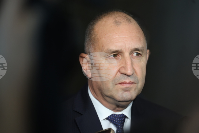 Управляващите са в парализа и чакат санкционирания по „Магнитски“ депутат да ги уведоми дали ще ги бъде, каза президентът Румен Радев