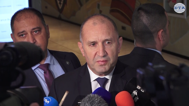 Управляващите са в парализа и чакат санкционирания по „Магнитски“ депутат да ги уведоми дали ще ги бъде, каза президентът Румен Радев