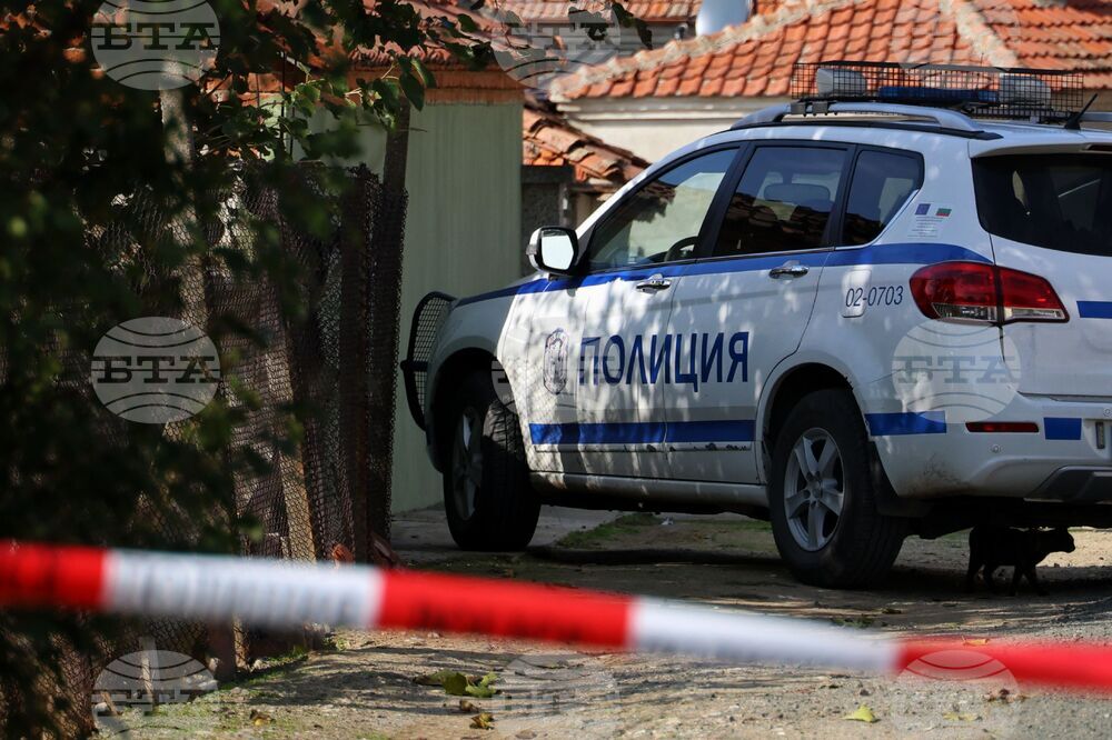 Мъж на 82 години е прострелял смъртоносно съпругата и внука си, след което се е самоубил в пловдивското село Поповица