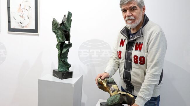 Христо Харалампиев представя скулптура и рисунки в изложба като спирка по пътя