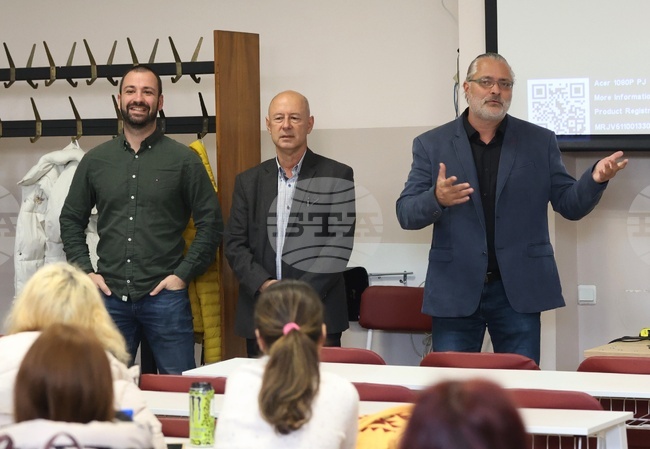 От 13 години работим с партньори, които създават информационни продукти за образованието, каза деканът на ФНОИ към СУ проф. Милен Замфиров 