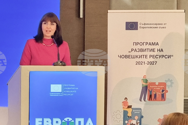 Шест поколения работят заедно, трябва да търсим конкретни решения как да си взаимодействат, каза заместник-министърът на труда и социалната политика Наталия Ефремова