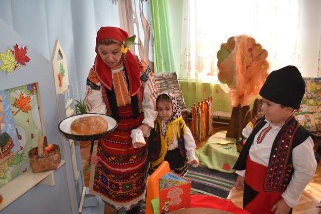 С драматизация на приказката „Медената питка“ детската градина в разградското село Ясеновец даде начало на проекта „Приказна пътечка“