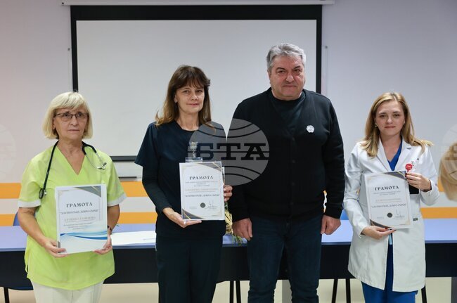 Университетската болница "Канев" в Русе отличи трима лекари и един от екипите си в инициативата "Златни ръце, добро сърце"