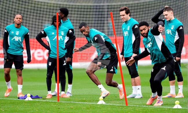 Къртис Джоунс поднови занимания, но Александър Исак все още не тренира със съотборниците си в Ливърпул