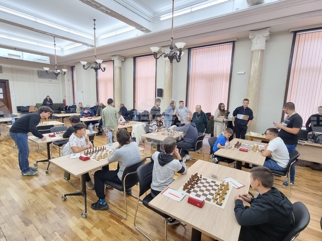 В Перник започна Републикански турнир по шахмат за младежи и девойки до 20 години