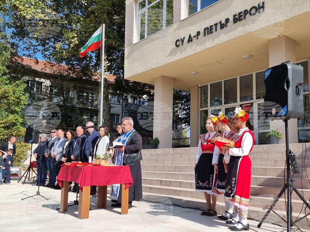 В Болярово откриха обновената с близо 2,5 млн. лева европейски средства сграда на Средно училище „Д-р Петър Берон”