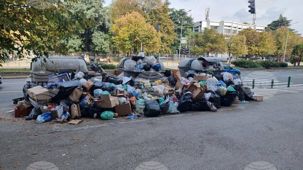 Двама представители на дружество „Комунална хигиена“ са арестувани във връзка с кризата с преливащите котрейнери в Скопие
