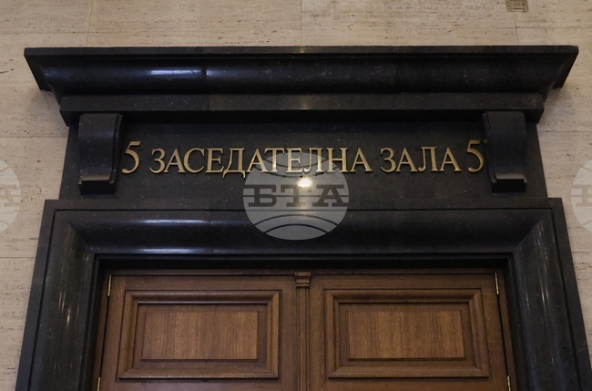 За втори път днес беше отложено съдебното заседание, на което се решава дали момчето, което намушка друго в мол, да остане в ареста