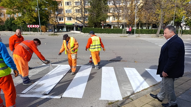 Община Шумен: Кметът провери началото на полагането на новата хоризонтална маркировка