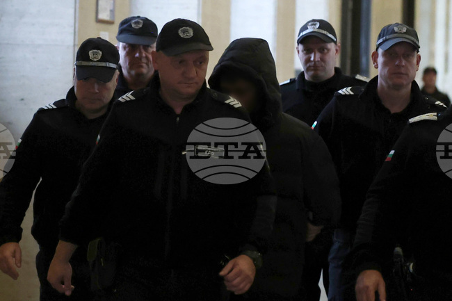 Възобновено е съдебното заседание, на което се решава дали 15-годишният обвиняем, който намушка момче в мол, да остане за постоянно в ареста