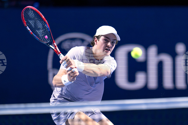 Жоао Фонсека отстрани Джовани Мпечи Перикар, Бен Шелтън също записа победа на старта на турнира по тенис в Базел