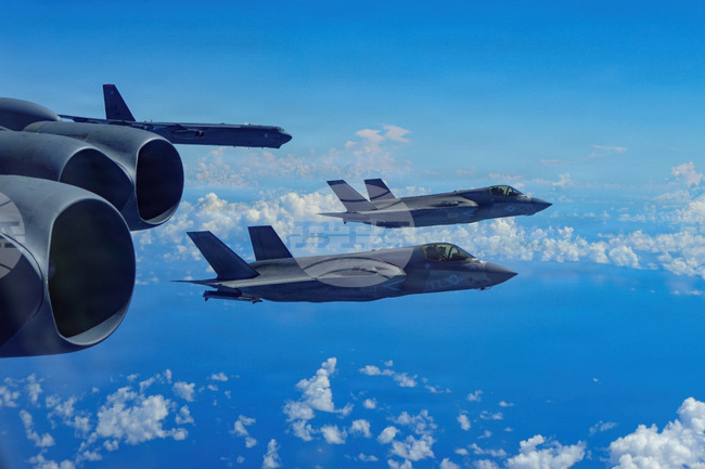 Доналд Тръмп каза, че не обмисля война с Венецуела, но че дните на Николас Мадуро са преброени