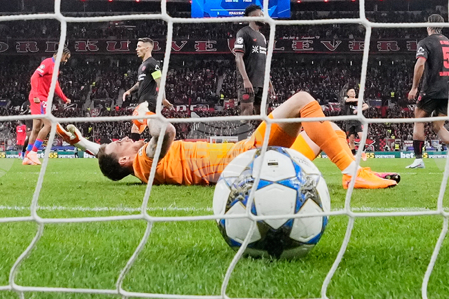 Байер Леверкузен не може да разчита на Марк Флекен и Нейтън Тела