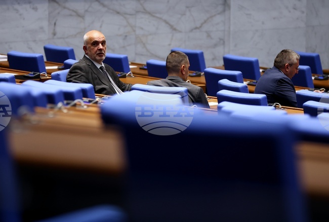 Парламентът събра кворум за започване на пленарното заседание