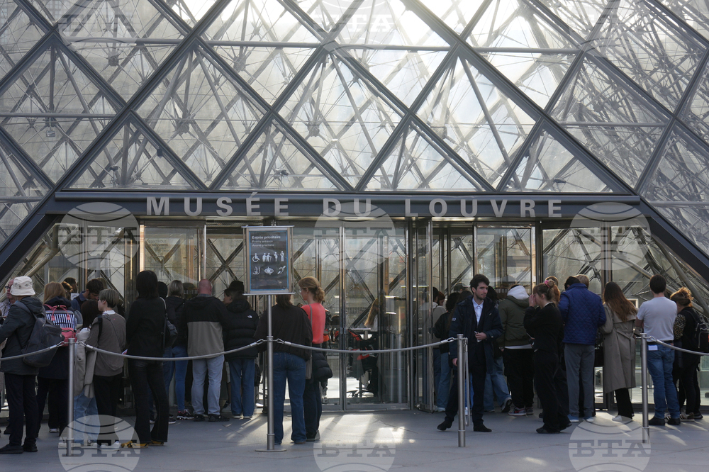  Лувърът в Париж отвори врати три дни след обира на бижута