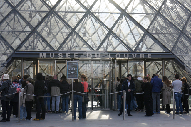 Лувърът в Париж отвори врати три дни след обира на бижута