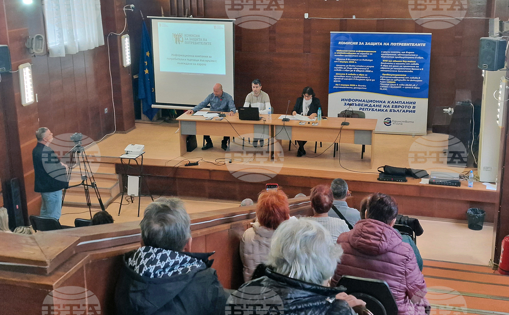 Граждани в Чирпан питаха експертите за евробанкнотите, спестовните книжки и обмяната на левове в евро