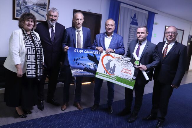 Областна администрация Русе: Агресията и борбата със зависимостите бе във фокуса на среща между областния управител Драгомир Драганов и министъра на образованието и науката Красимир Вълчев