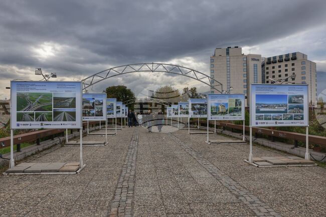 Фотоизложба, показваща реализацията на различни строителни проекти в София и страната, беше открита на пешеходния мост до НДК