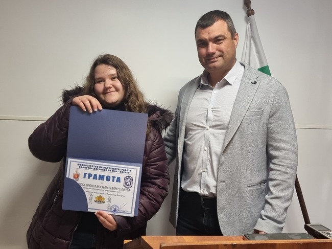 Осмокласничка получи грамота от директора на полицията в Плевен, след като заедно с приятел предаде изгубен портфейл с пари