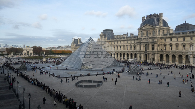 Кой печели мимолетна слава от обира на Лувъра
