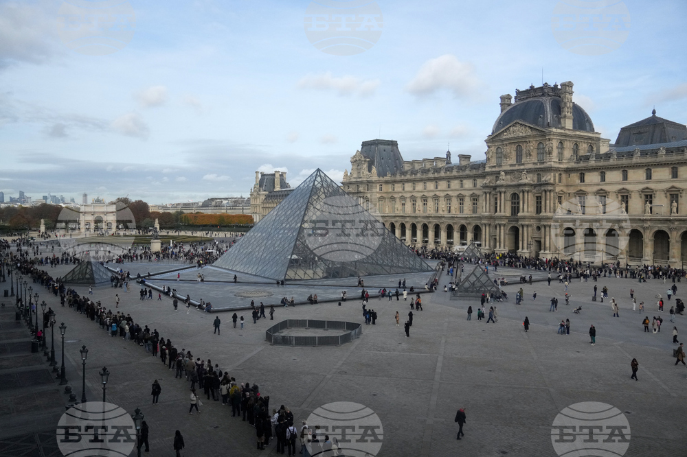 Двама заподозрени за кражбата на бижута от Лувъра са арестувани в Париж