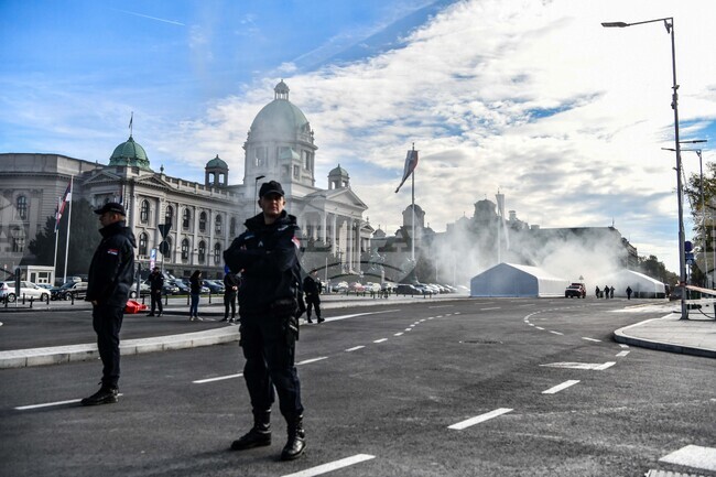 Сръбският президент определи като "терористичен акт" раняването на привърженик на управляващите пред парламента, прокуратурата - като "опит за убийство"