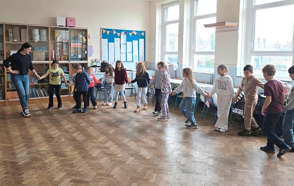 Съботните репетиции по народни танци са нашата връзка с България, казаха пред БТА от екипа на Българското училище „Райна Княгиня“ в Дъблин