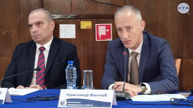 Проблемът при учениците не е във финансовата, а във функционалната грамотност, каза в Русе образователният министър Красимир Вълчев